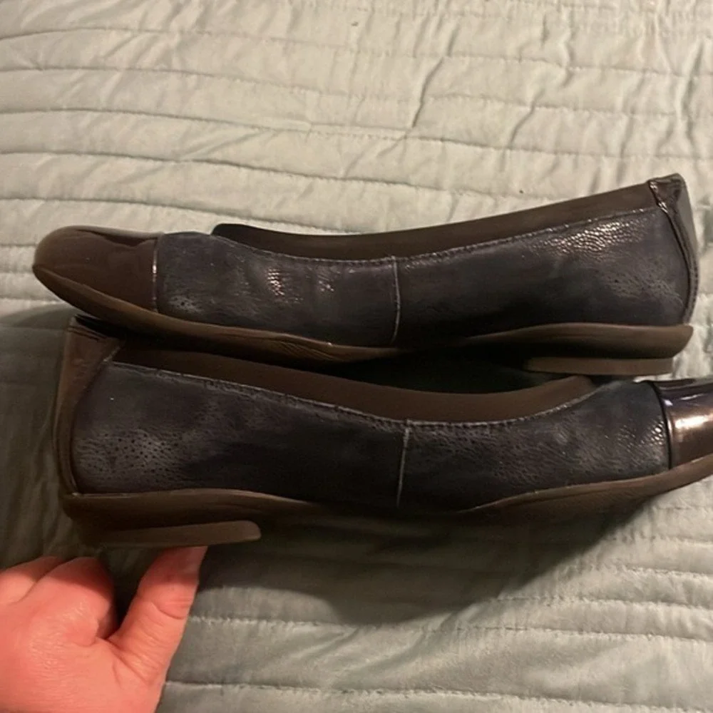 Clarks Women's Neenah Garden Ballet Flat Black and‎ Blue Size 7 Comfort Casual